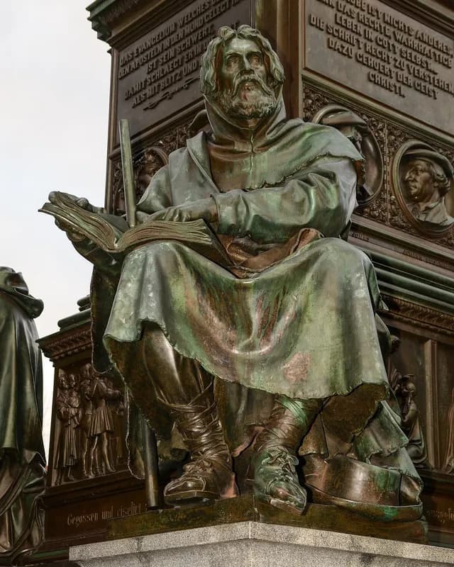 Escultura de Pedro Valdo en el monumento a Lutero de Worms